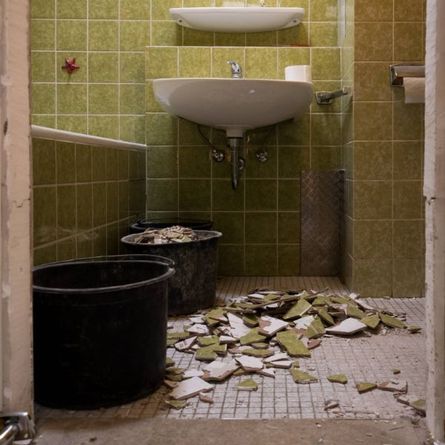 Escombros de una reforma de cuarto de baño